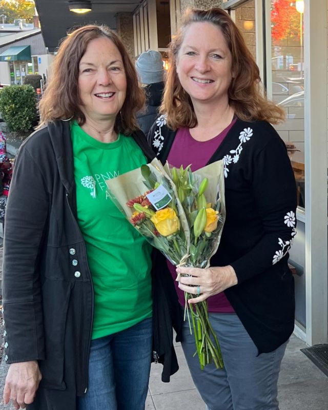 Petaling it forward in Hillsdale- handed out 100 bouquets in less than an hour- next stop Powells on 11th and couch at 11:00! #safpetalitforward #petalitforward #societyofamericanflorists #pnwflorist #oregonflorist #portlandflorist #pdxflorist