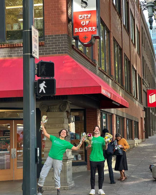 Oh my gosh portlanders, ya’ll we’re ready for some flowers! We blew through all our bouquets, over 300 and wish we had more! We will not be at pioneer square today as the foot traffic was so great at Powells.  What a great day spreading joy in the. It’s of Portland! #societyofamericanflorists #portlandoregon #flowerpower #pdxflorist #petalitforward #petalitforwardportland #oregonfloristsrock #flowersmakeeverythingbetter #pnwflorist #downtownpdx