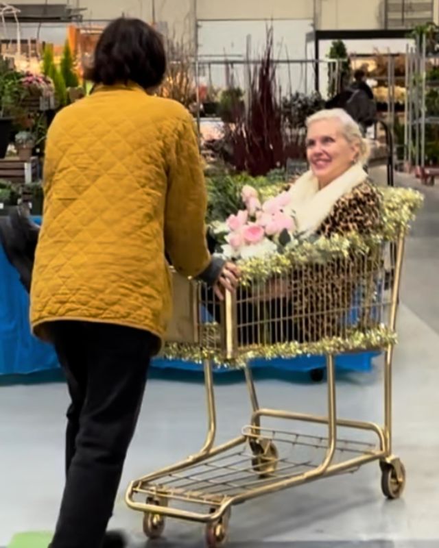 Yes that’s right, that is the PNWFA president  Sarah Helmstetter @Solabee flowers pushing around the end of year Golden shopping cart  winner Kim Foren  @geraniumlake thank you for being a good sport! Kim won the $800 spending spree @portlandflowermarket with gift cards @frankadamswf @mayeshportland @billdoranportland and @oregonflowergrowers more fun stuff to come in 2024! #oregonflorist #washingtonflorist #portlandflorists #portlandflorist #pdxflorist #bendflorist #oregonflowers #pnwflorist