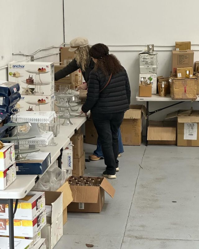 We are setting up the Florist Flea until 3:00pm today. Feel free to give us a call if you plan to swing by and drop off goods! 503-329-7129 There are a lot of good finds and we hope to see you tomorrow. We are at the end of the Market from 10-2 this Saturday! (Following our member meeting at 9:00am.  #oregonflorists #portlandflorists #washingtonflorists #pdxflorist #portlandweddingflorist